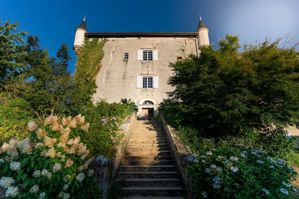 Vue en contre-plongée du château Belzunce et végétation abondante, Studio ADIO, Pays Basque.