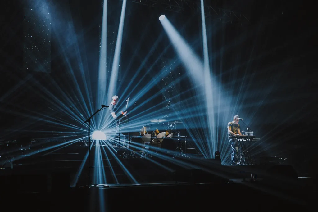 Reportage photo : vue large de la scène et des jeux de lumière à l'Arkéa Arena par ADIO