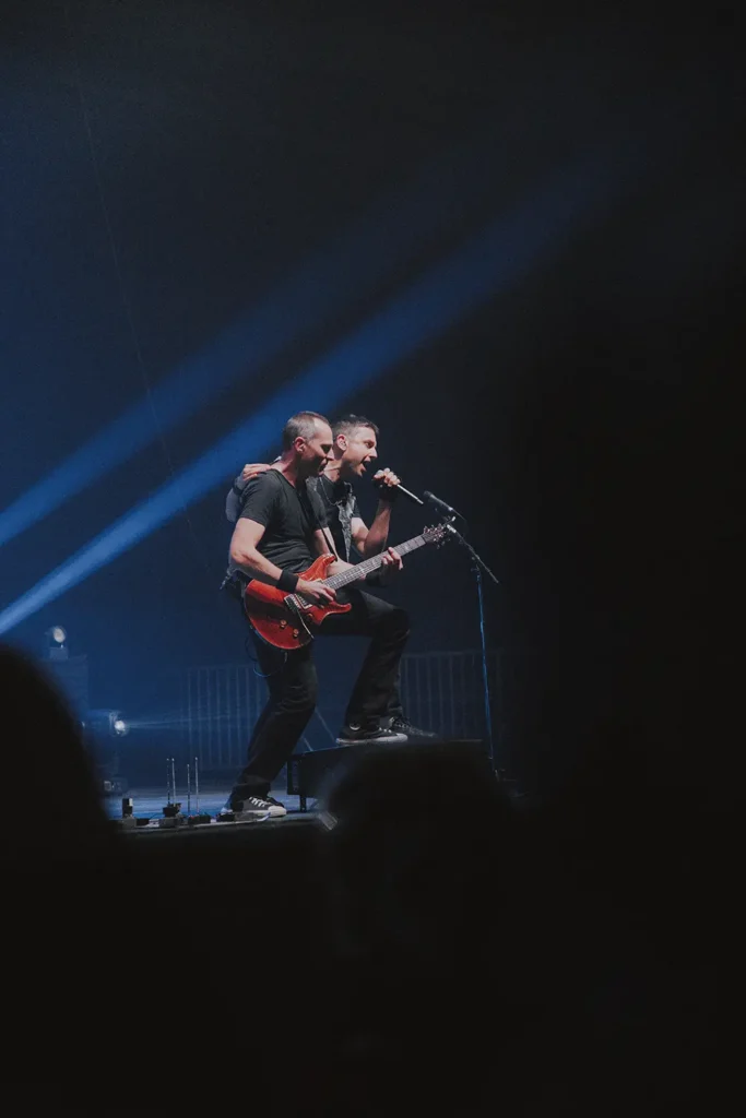 Teaser vidéo : complicité entre le chanteur et le guitariste de Coverqueen sur scène par ADIO