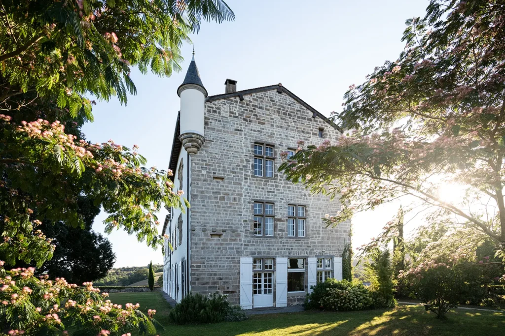 Vue d'ensemble du château Belzunce dans son jardin fleuri, aménagement Studio ADIO, Bayonne.