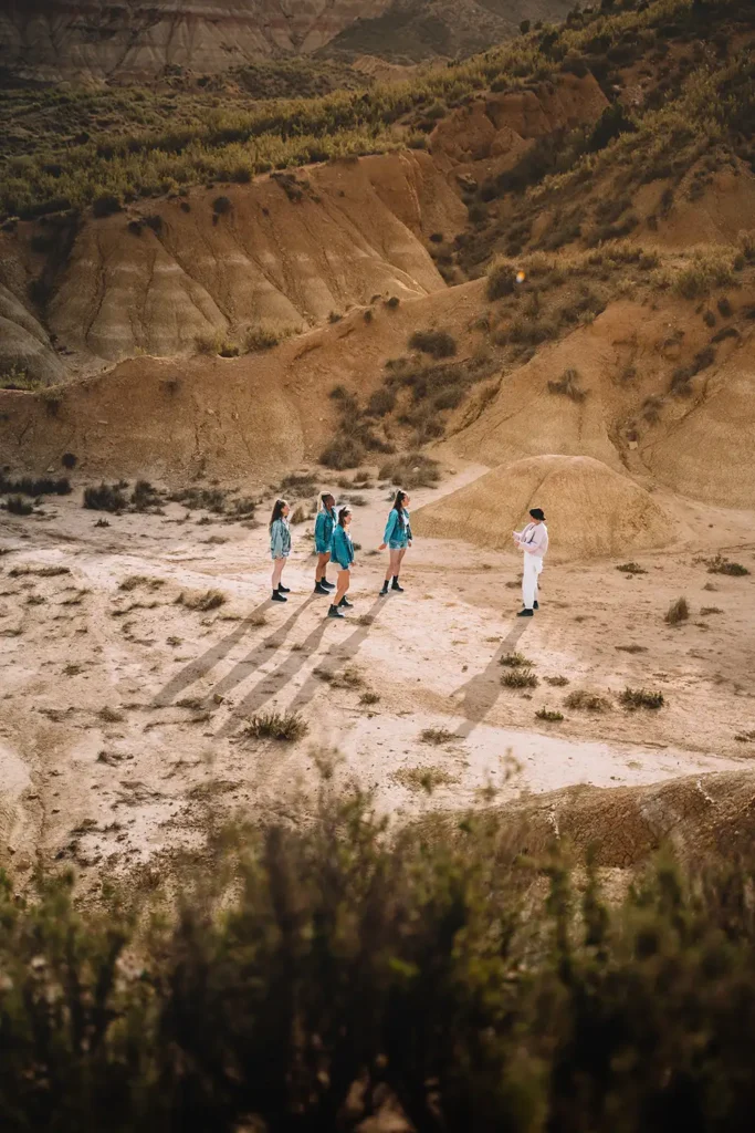 Photos des backstage : séance de coaching chorégraphique entre Victoria Picone et les danseuses sur le sable par ADIO.