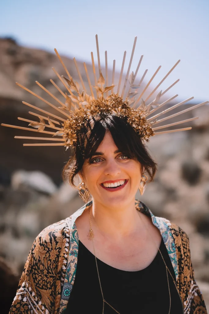 Photos des backstage : Victoria Picone souriante portant une couronne de fleurs dorées pour le clip produit par ADIO.