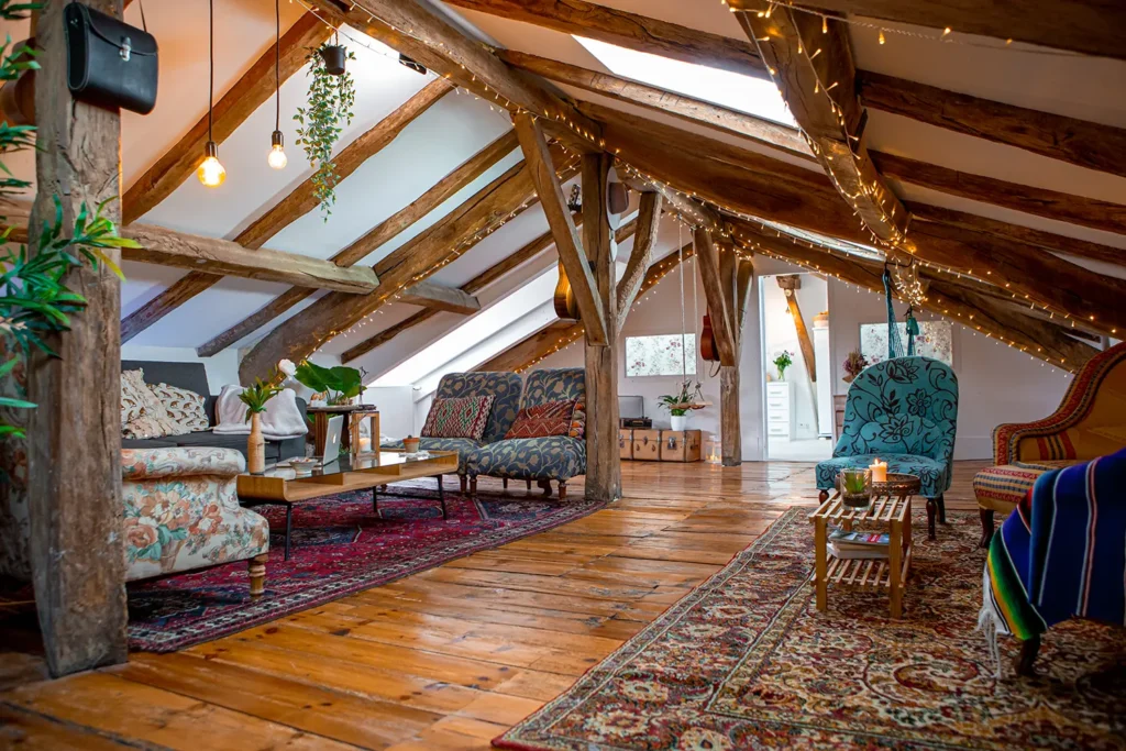 Design d'espace : aménagement d'un loft mansardé avec tapis orientaux et guirlandes lumineuses par ADIO.