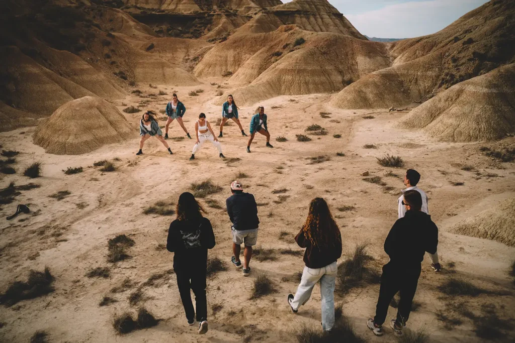 Photos des backstage : toute l'équipe de production ADIO filmant Victoria Picone dans le décor des Bardenas.