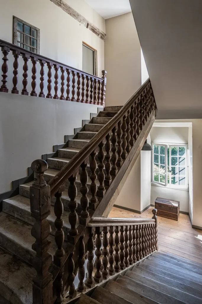 Escalier ancien en bois de la Maison Belzunce, design intérieur par Studio ADIO au Pays Basque.