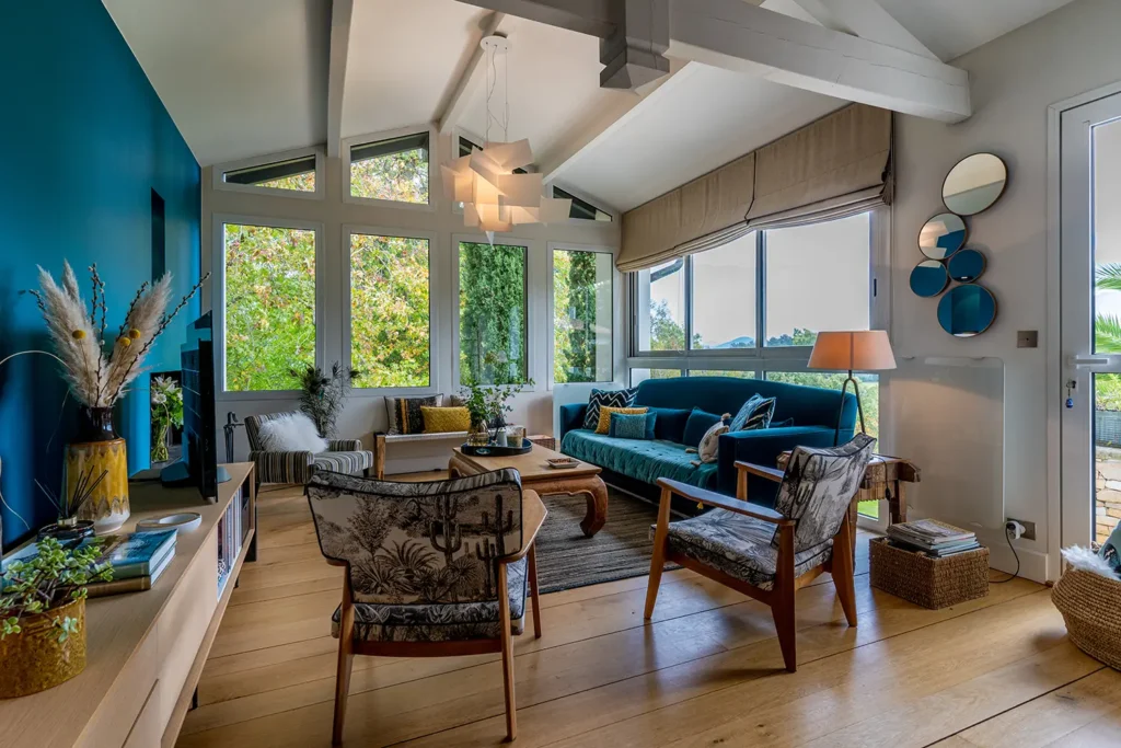 Expertise photo immobilier : salon lumineux avec décoration design pour Sotheby's au Pays Basque par ADIO.
