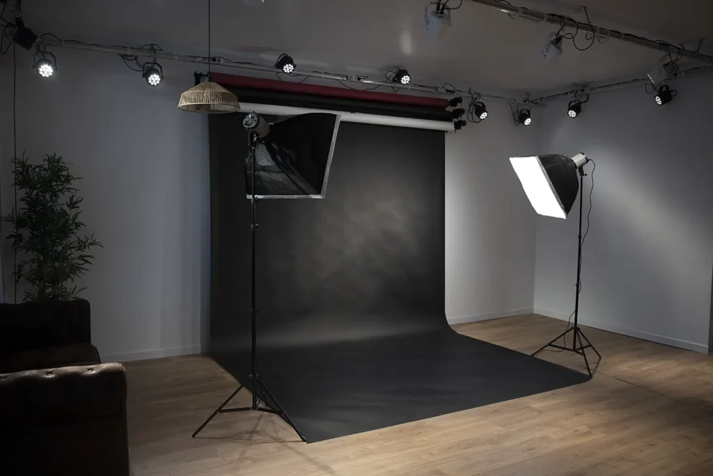 Vue d'ensemble du plateau de tournage Adio à Bayonne : un studio photo et vidéo professionnel tout équipé disponible à la location