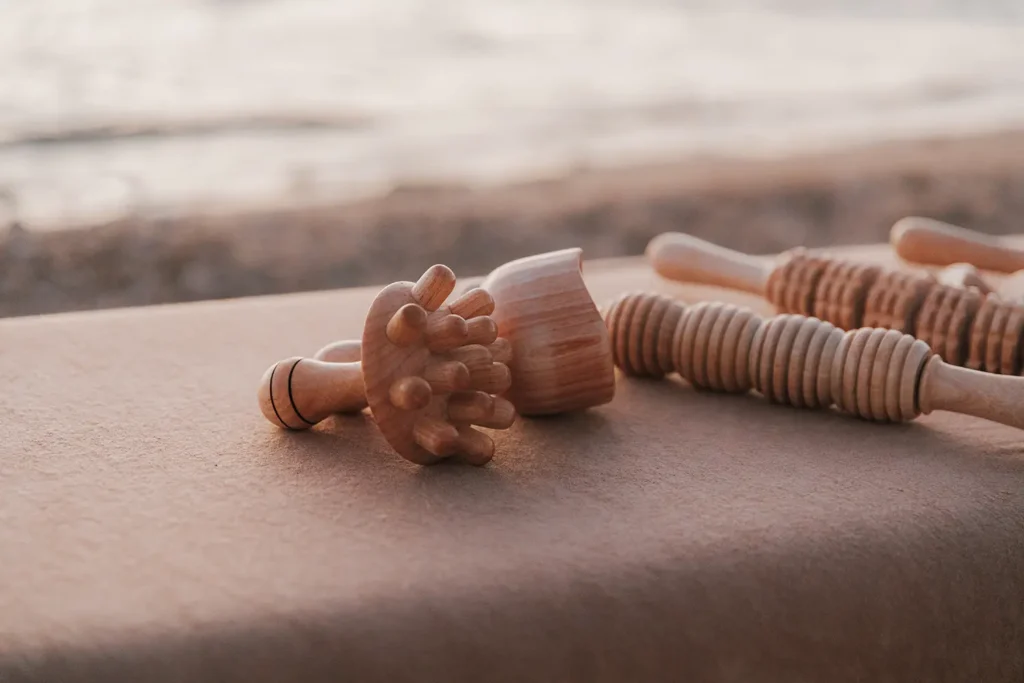 Madérothérapie : ensemble d'ustensiles de massage en bois pour Maison Galatée sur la Côte Basque par l'agence ADIO.