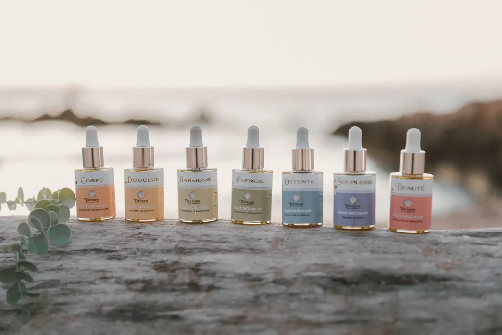 Shooting bien-être : alignement des huiles de soin Maison Galatée sur la Côte Basque par l'agence ADIO.