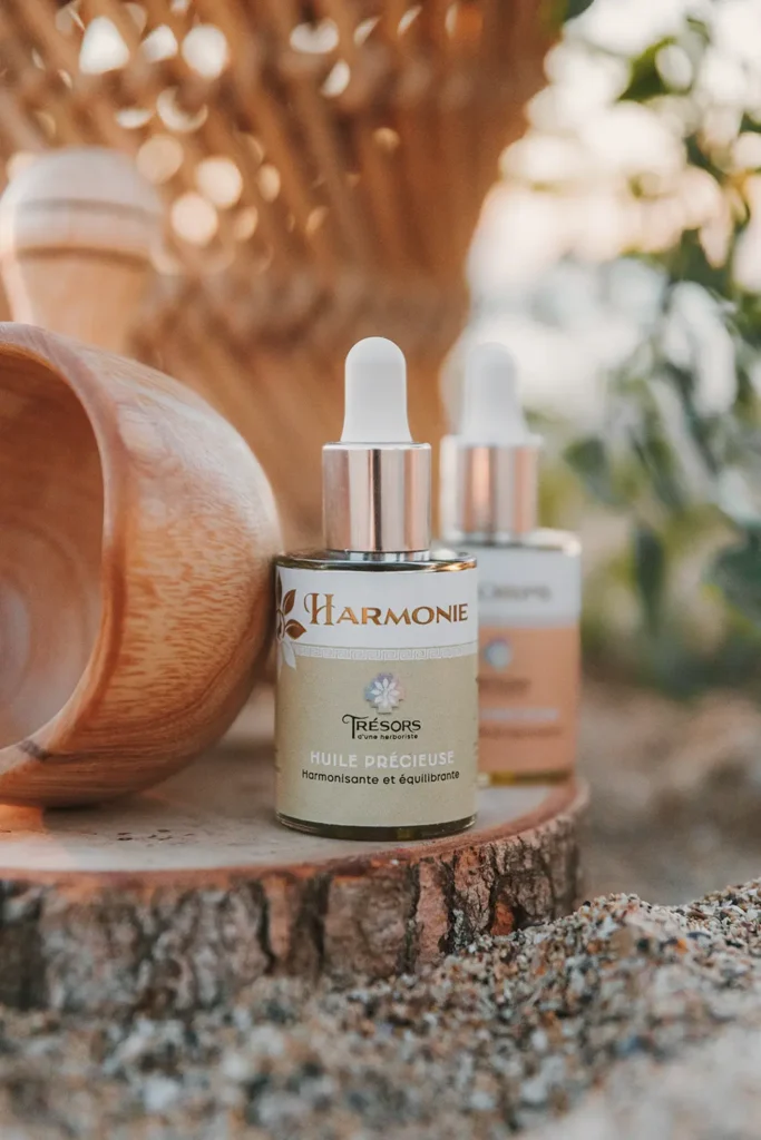 Madérothérapie : flacon d'huile précieuse Harmonie pour Maison Galatée sur la Côte Basque par l'agence ADIO.