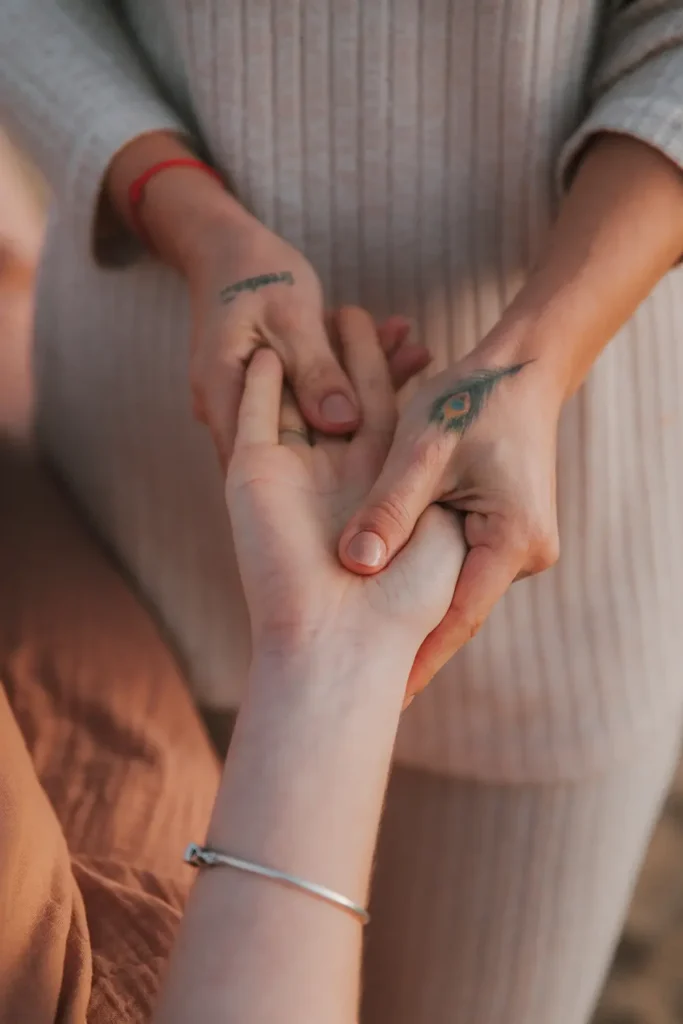 Madérothérapie : massage relaxant des mains avec huiles essentielles pour Maison Galatée sur la Côte Basque par ADIO.