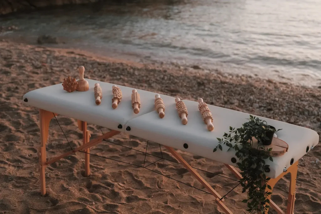 Madérothérapie : table de soin installée sur le sable face à l'océan pour Maison Galatée à la Côte Basque par ADIO.