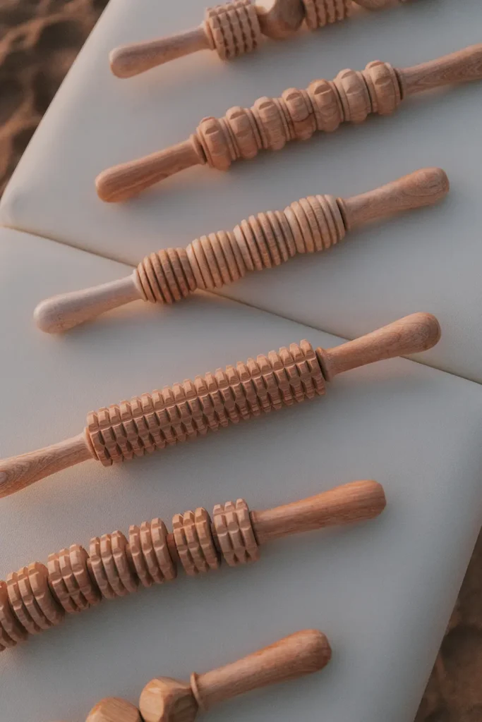 Madérothérapie : vue rapprochée de différents rouleaux texturés en bois pour Maison Galatée à la Côte Basque par ADIO.