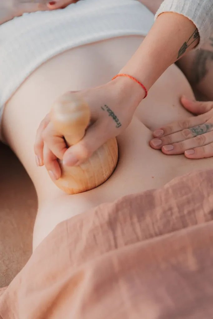 Madérothérapie : massage abdominal avec une ventouse en bois pour Maison Galatée sur la Côte Basque par ADIO.