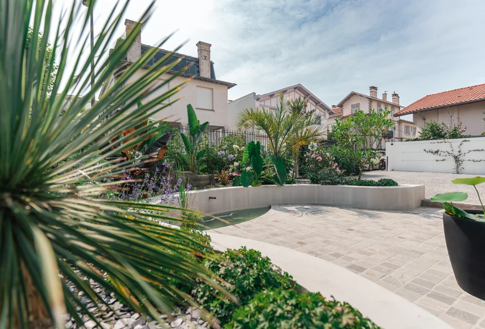 Aménagement paysager : couloir de nage intégré dans un jardin moderne avec cheminement en dalles par ADIO.
