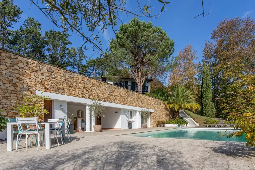 Photo immobilier de luxe : piscine et terrasse avec coin repas pour Sotheby's au Pays Basque par ADIO.