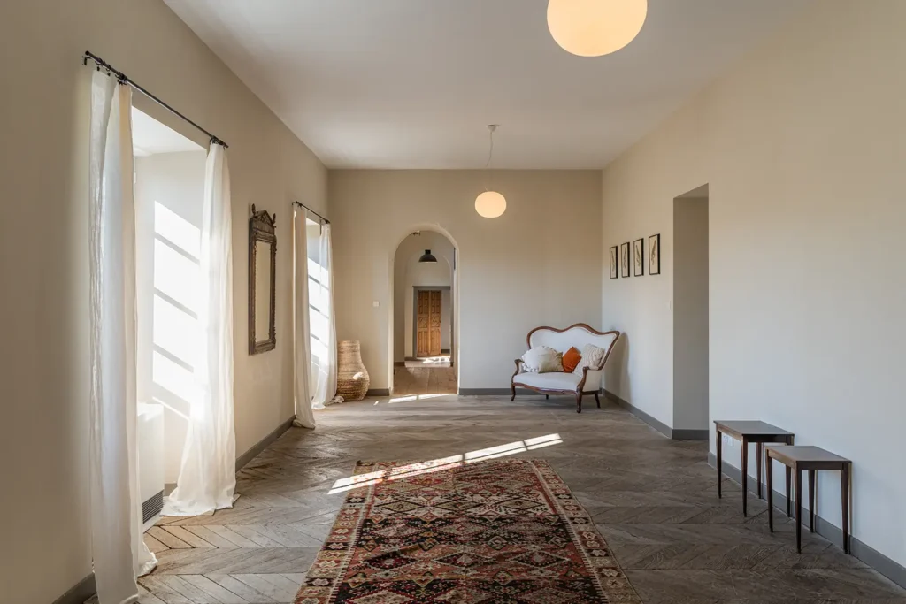Magnifique intérieur de luxe avec arches et sol en chevron à la Maison Belzunce, Pays Basque.
