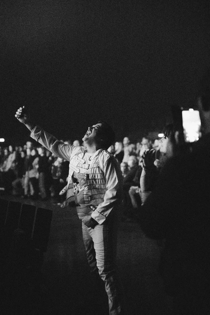 Concert : fan costumé en hommage à Queen dans le public de l'Arkéa Arena par ADIO