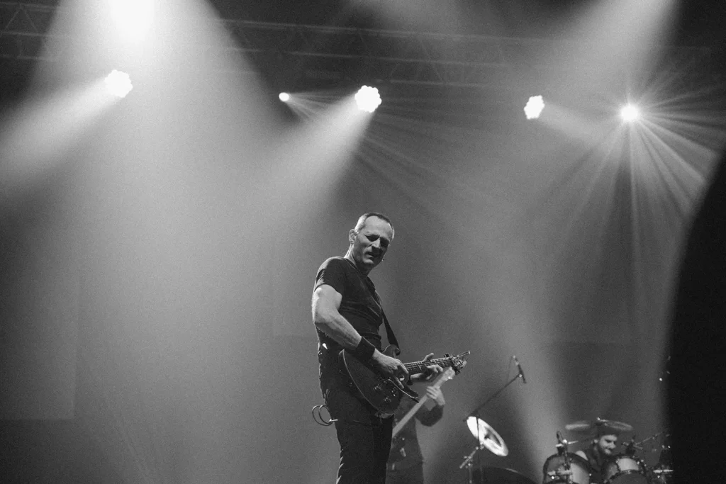 Concert : guitariste en solo lors du show The World of Queen à l'Arkéa Arena réalisé par ADIO