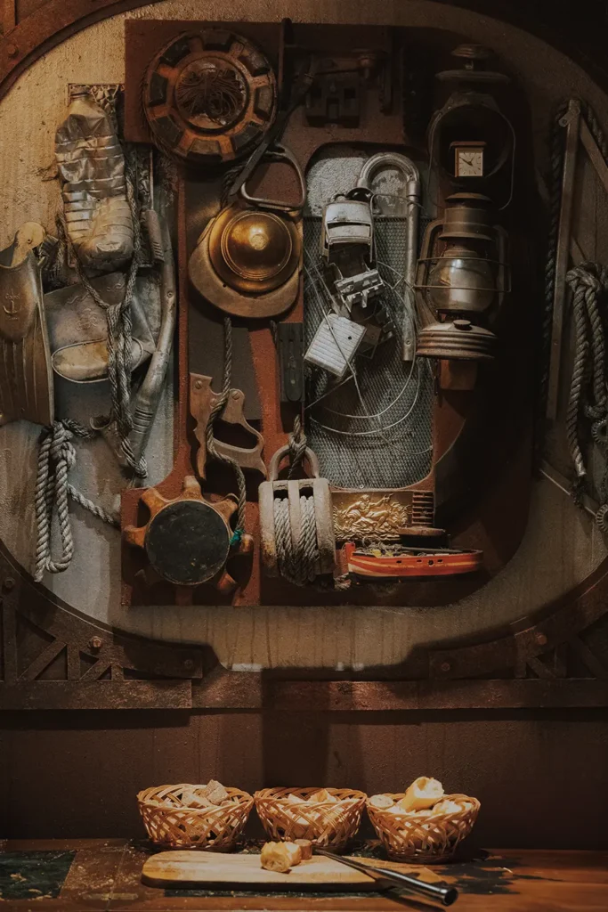 Photographe de décoration : tableau style pêcheur et éléments de bateau au-dessus de paniers de pain au Prohibido Jazz Club à Biarritz par Studio Adio.