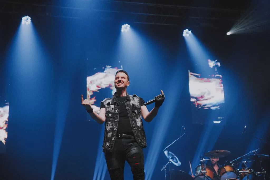 Concert : Fred Caramia en interaction avec le public de l'Arkéa Arena capté par ADIO