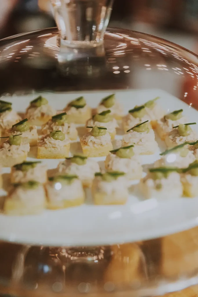 Photographie de gastronomie : petites bouchées très raffinées présentées sous une cloche pour le Prohibido Jazz Club à Biarritz par Studio Adio.