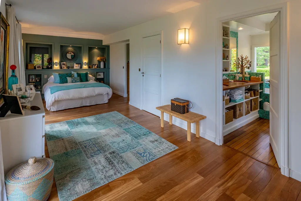 Photographie de luxe : suite parentale avec salle d'eau intégrée pour Sotheby's au Pays Basque par ADIO.