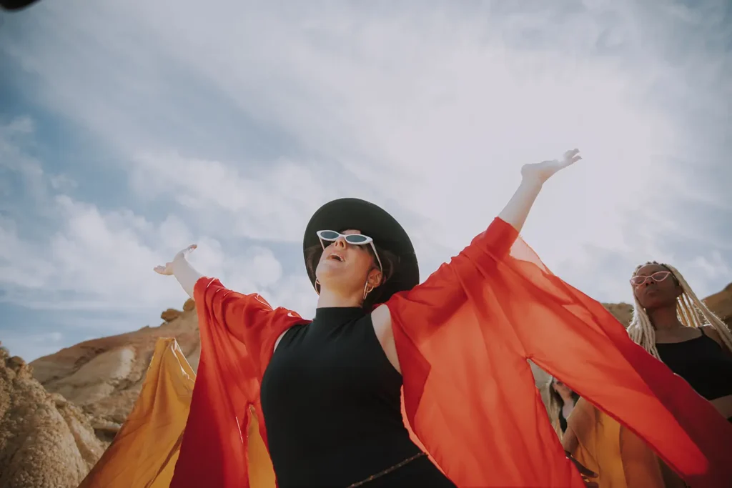 Photos des backstage : plan large de Victoria Picone et ses danseuses en capes dorées sous une lumière vive par ADIO.