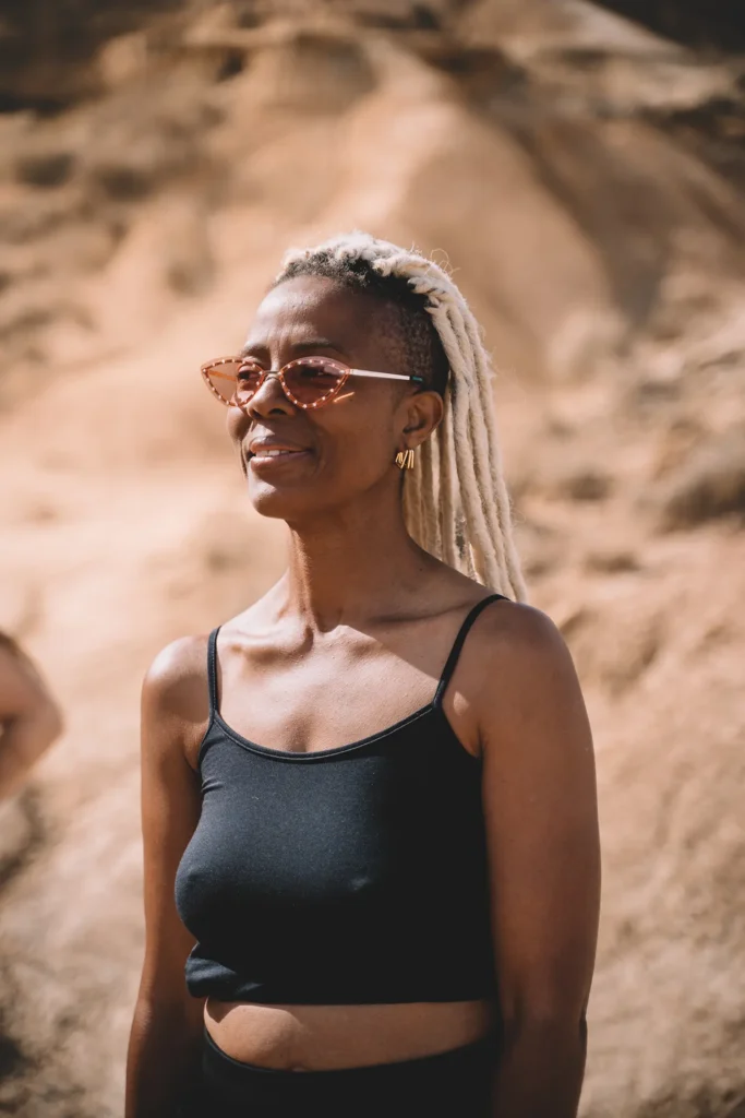 Photos des backstage : portrait stylisé d'une danseuse métisse aux cheveux blancs sur le tournage de Victoria Picone par ADIO.