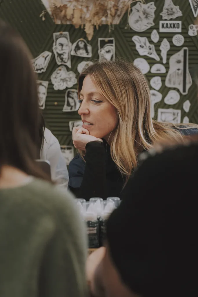 Photo lifestyle prise lors de l'événement Buddha Jewelry montrant l'équipe de Vauban Piercing dans leur studio à Bayonne, réalisée par l'agence ADIO.