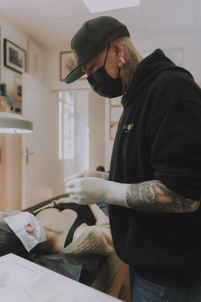 Reportage événementiel : Préparation d'une session de perçage avec respect des normes d'hygiène chez Vauban Piercing à Bayonne, photo par l'agence ADIO.