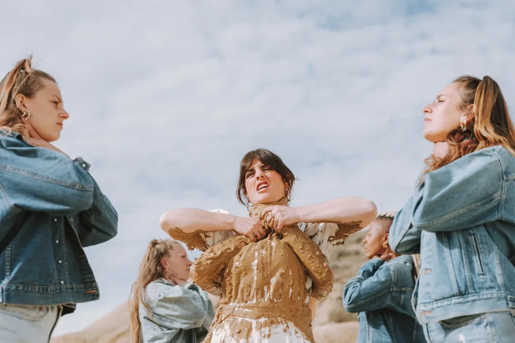 Photos des backstage : mise en scène symbolique avec les danseuses entourant Victoria Picone lors du tournage ADIO en Espagne.