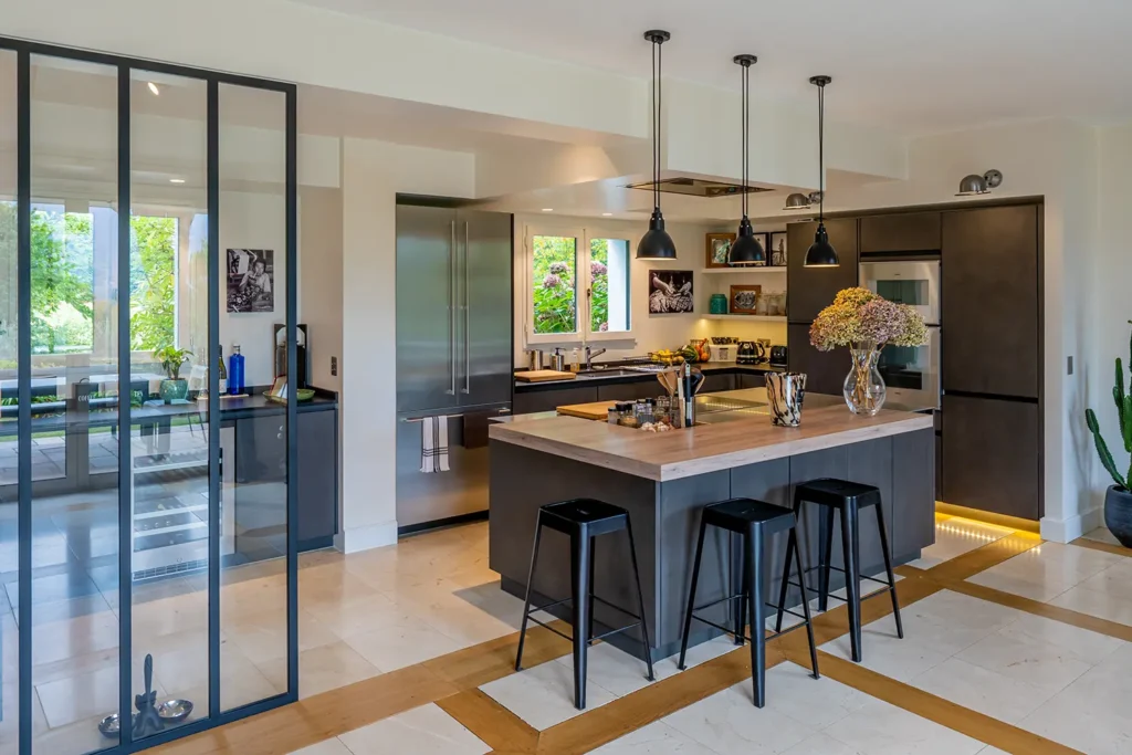 Production photo immobilier : cuisine moderne avec îlot central et verrière pour Sotheby's au Pays Basque par ADIO.