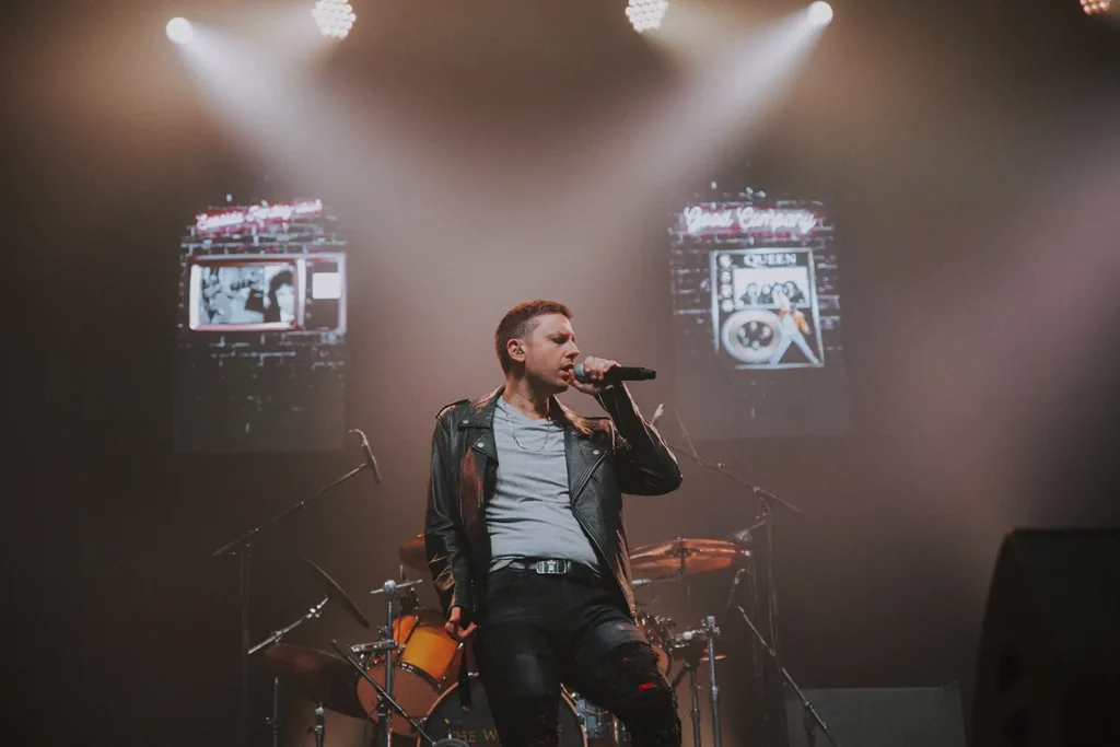 Teaser vidéo : chanteur en veste de cuir devant sa batterie à l'Arkéa Arena par l'agence ADIO