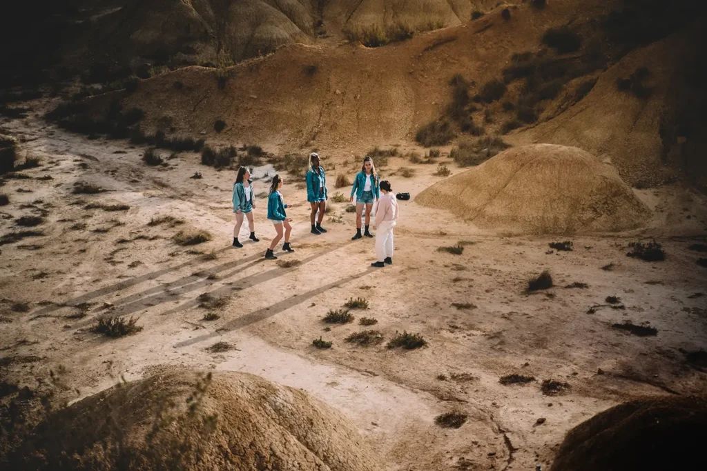 Photos des backstage : Victoria Picone et sa troupe répétant la chorégraphie face aux montagnes des Bardenas par ADIO.