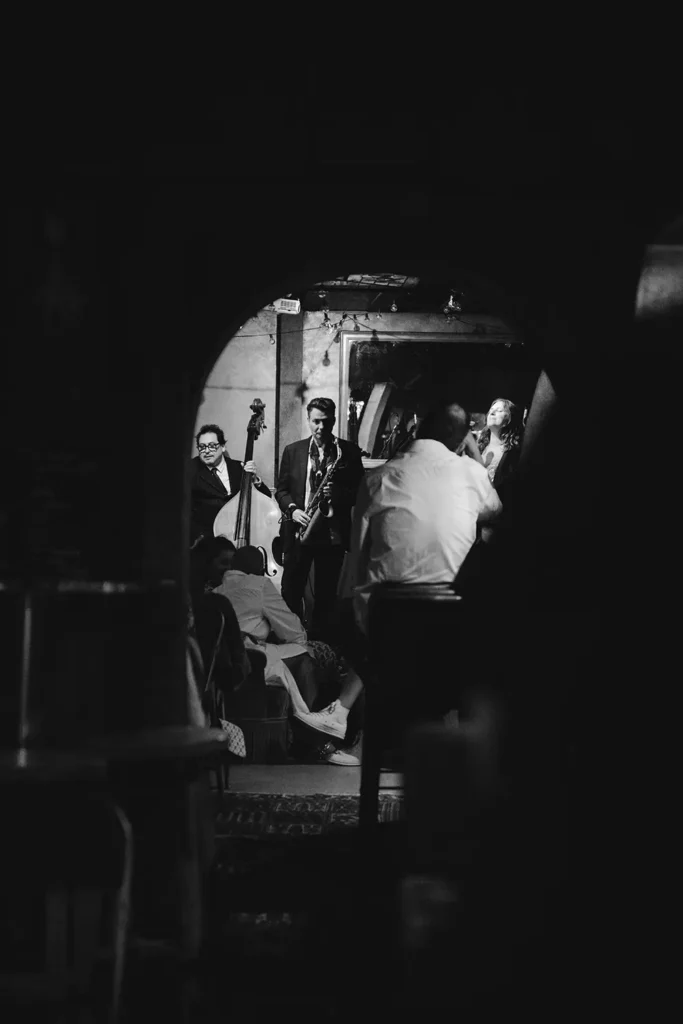 Shooting événementiel : duo saxophone et contrebasse vu par une arche au Prohibido Jazz Club, réalisé à Biarritz par l'agence ADIO.