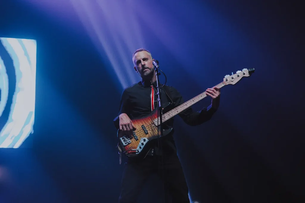 Reportage photo : portrait du bassiste en action à l'Arkéa Arena de Bordeaux par l'agence ADIO