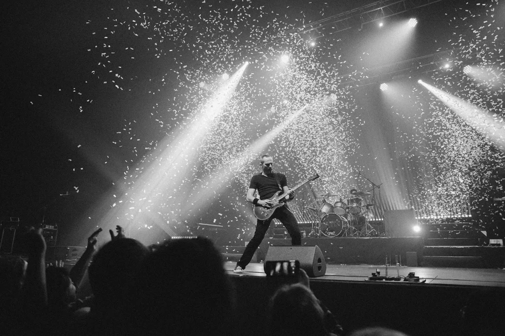 Reportage photo : guitariste solo sous une pluie de confettis à l'Arkéa Arena réalisé par ADIO