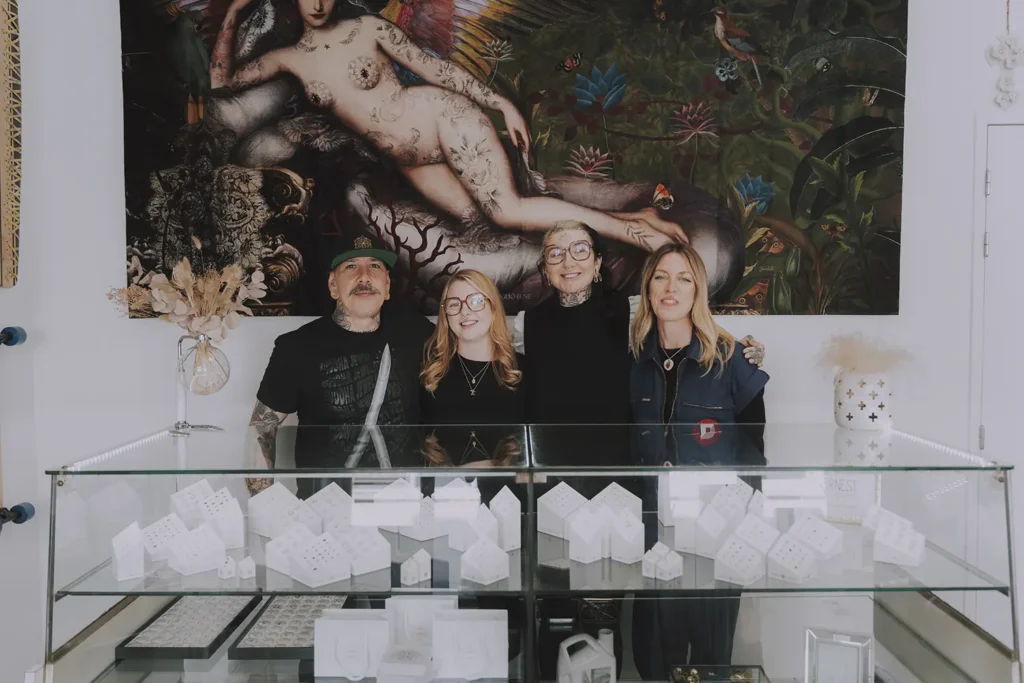Portrait d'équipe : Le staff de Vauban Piercing pose devant le stand Buddha Jewelry à Bayonne, photo par l'agence ADIO.