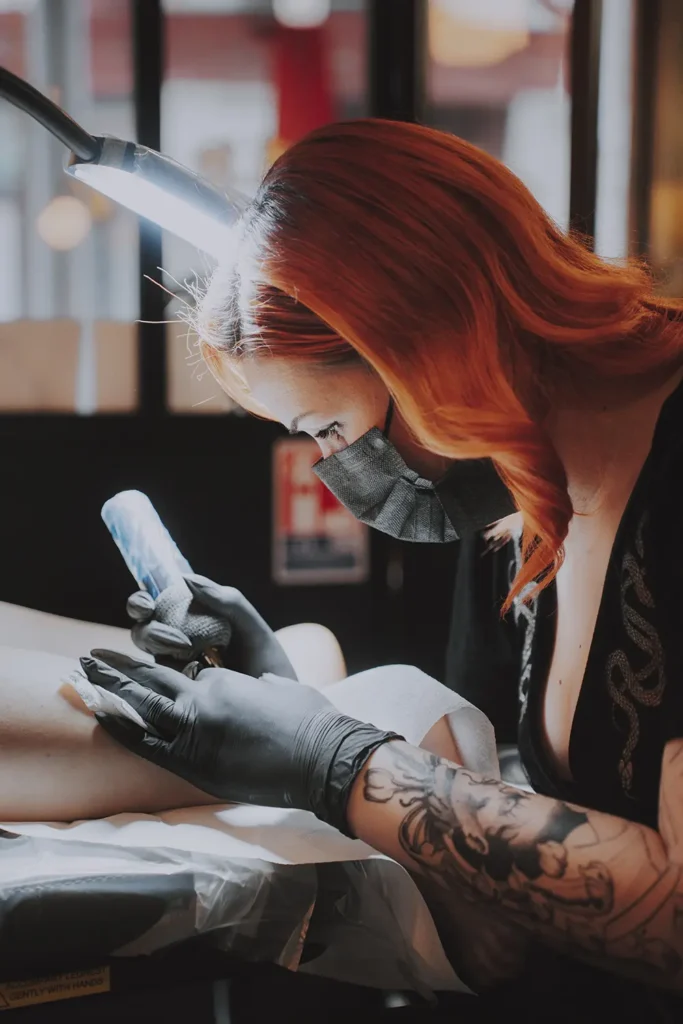 Reportage métier : Gros plan sur le travail de l'aiguille et l'hygiène durant une séance chez Hamsaran Tattoo à Bayonne, par l'agence ADIO.