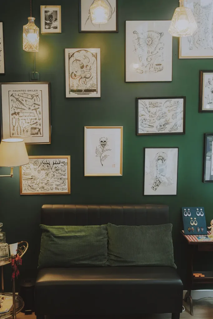 Photographie d'intérieur : Décoration murale vintage et salle d'attente cosy du shop Hamsaran Tattoo à Bayonne, par l'agence ADIO.