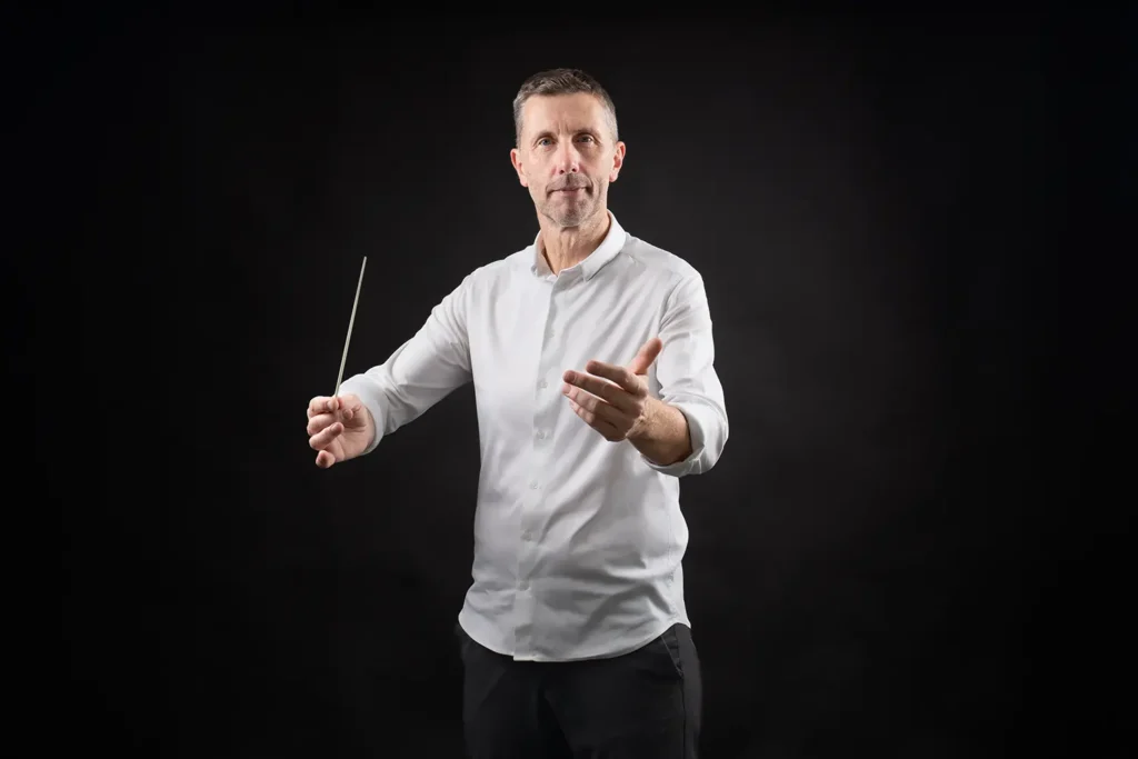 Shooting photo : Yves Bouillier, directeur musical, en action avec sa baguette de chef d'orchestre par l'agence ADIO.