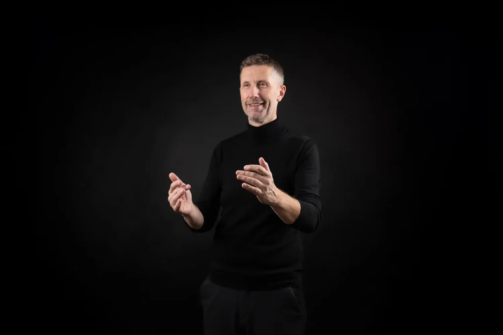 Shooting photo : Yves Bouillier guidant l'orchestre à la main sur fond gris anthracite à Biarritz par l'agence ADIO.