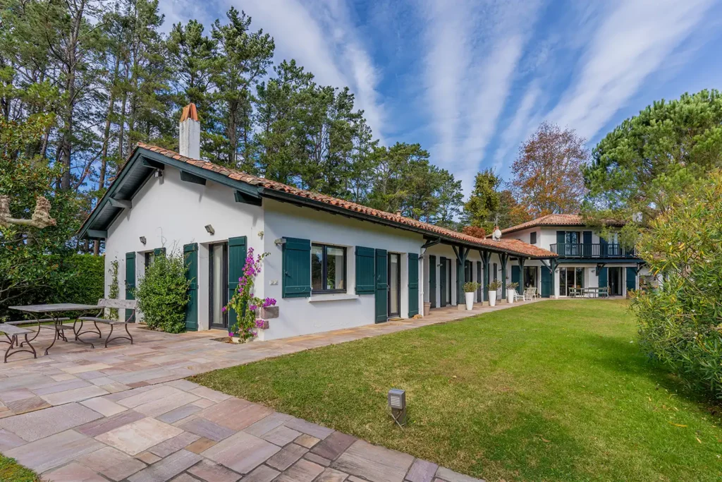 Shooting photo immobilier : façade d'une villa néo-basque et jardin pour Sotheby's au Pays Basque par ADIO.
