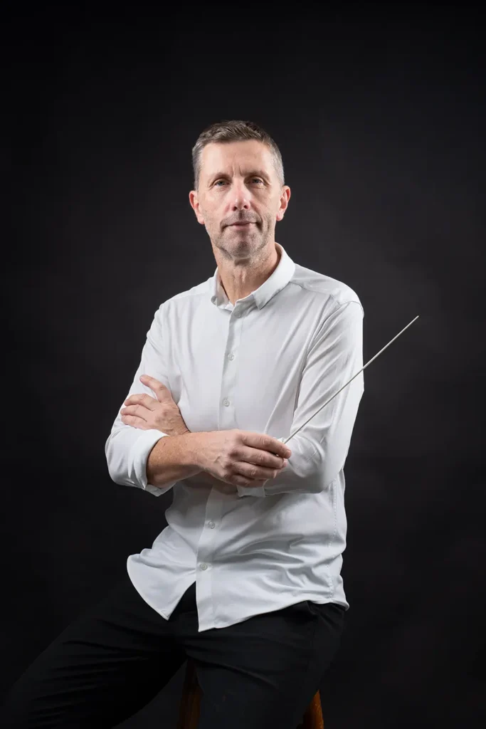 Shooting photo : portrait vertical de Yves Bouillier en chemise blanche avec sa baguette à Biarritz par l'agence ADIO.