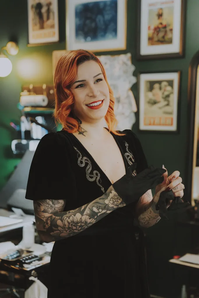Portrait professionnel : La tatoueuse accueille un client avec le sourire dans son shop Hamsaran Tattoo à Bayonne, par l'agence ADIO.