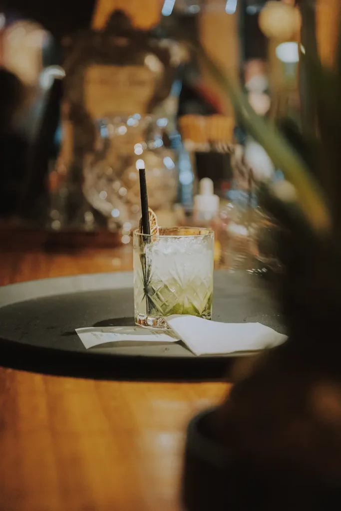 Studio photo : focus très serré sur un cocktail style mojito avec un beau bokeh pour le Prohibido Jazz Club à Biarritz par Studio Adio.