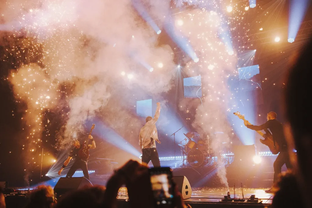 Teaser vidéo : final explosif avec fumée et étincelles pour Coverqueen à Bordeaux par ADIO