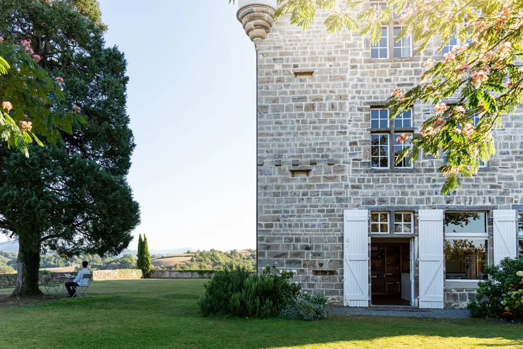 Petit-déjeuner en terrasse avec vue sur les collines du domaine Belzunce, Studio ADIO, France.