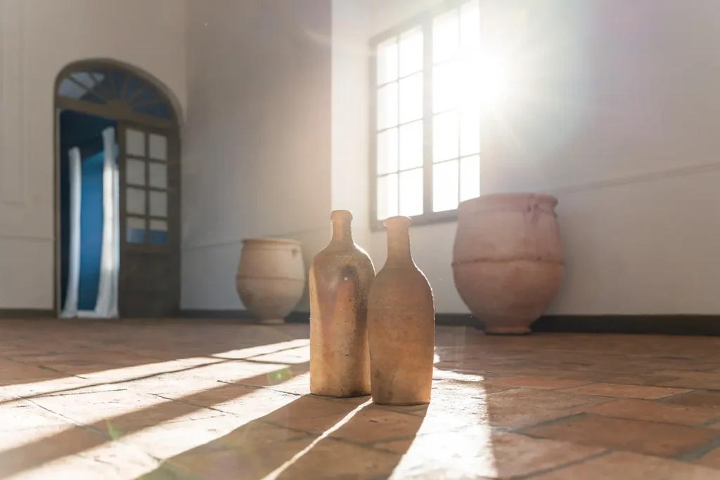 Décoration rustique avec vases en céramique sur sol de tomettes, Studio ADIO Maison Belzunce, Bayonne.